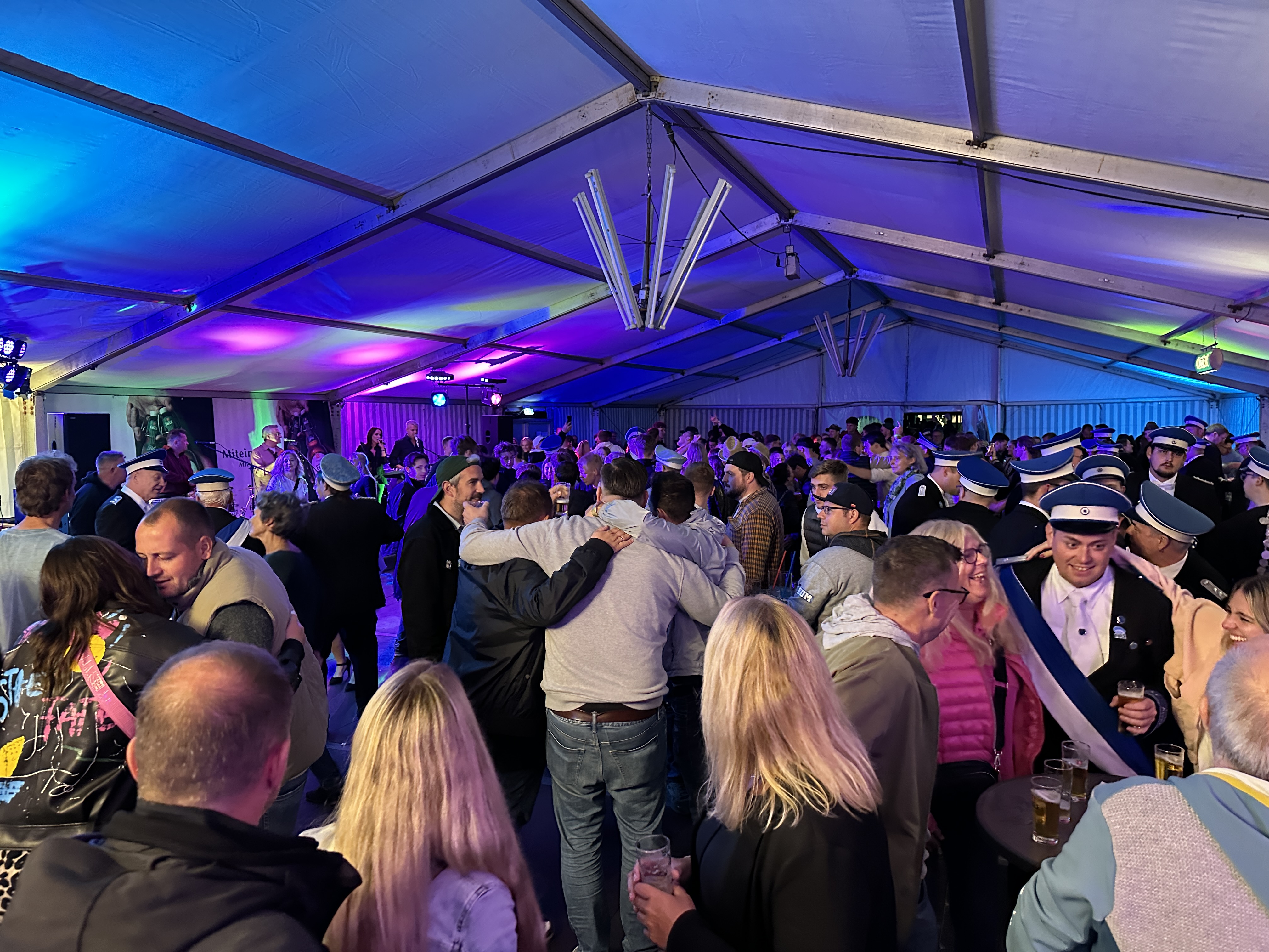 Partyabend im Festzelt beim Schützenfest 2025