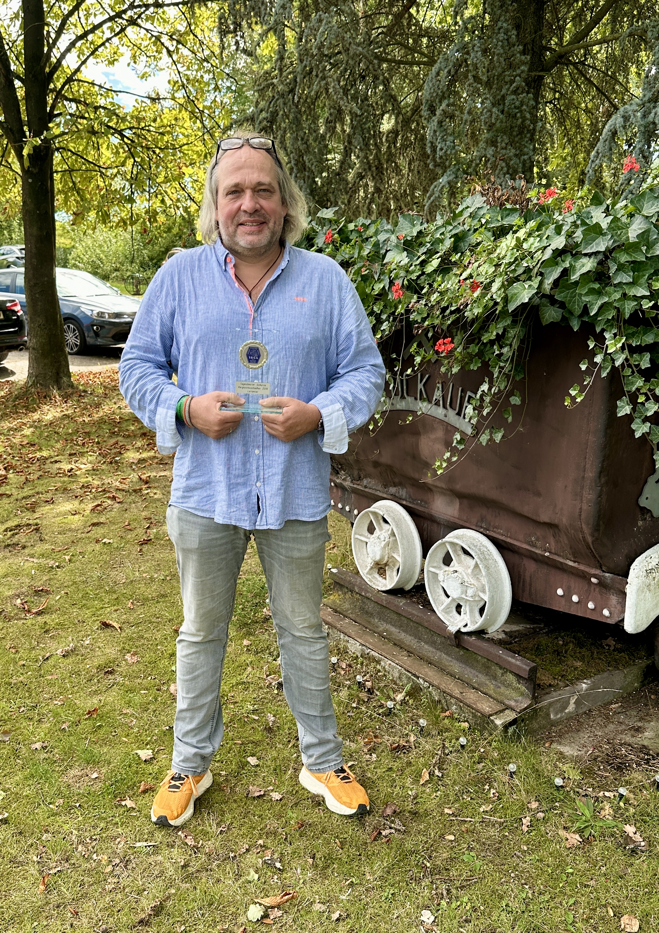 Oliver Buckenauer mit dem Siegerpokal nach dem 50-Meter-Schießen in Wattenscheid